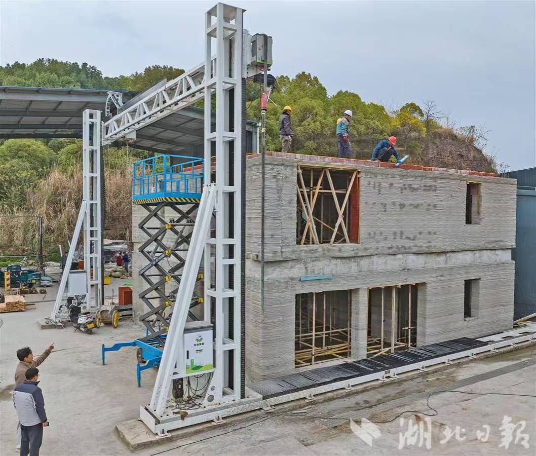 【湖北日报】五大联赛直播平台“打印”出双层小楼-1027-媒体关注